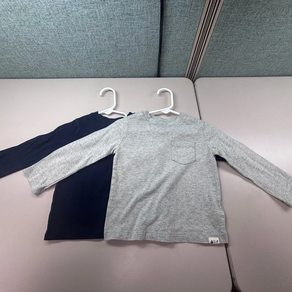 Set of Two GAP Kids Long Sleeve Playtime Favorites Shirts in Gray and Navy, GUC